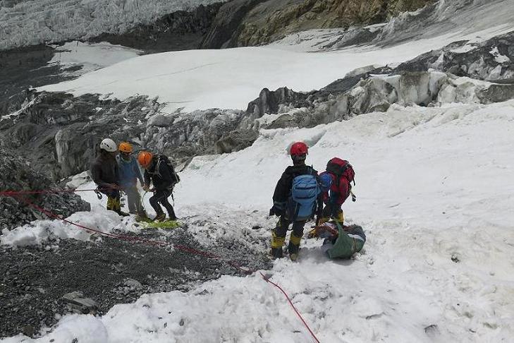 El grupo de 4 sherpas descendiendo a Sumiyo Tsuzuki Patxi Goi