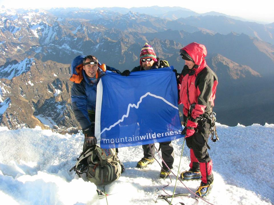 El equipo de Mountain Wilderness, en una de las cimas de los Andes bolivianos (FOTO: Mountain Wilderness)