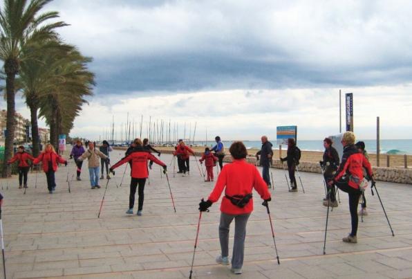 Cursillo de Nordic Walking en el paseo martimo de Calafell