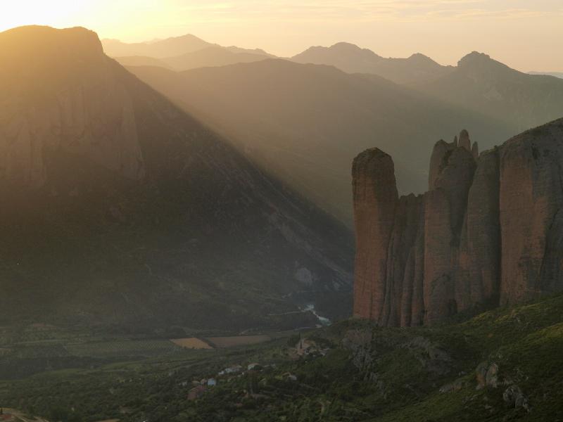 Puesta de sol sobre los mallos de Riglos. (Foto: castillodeloarre.org)