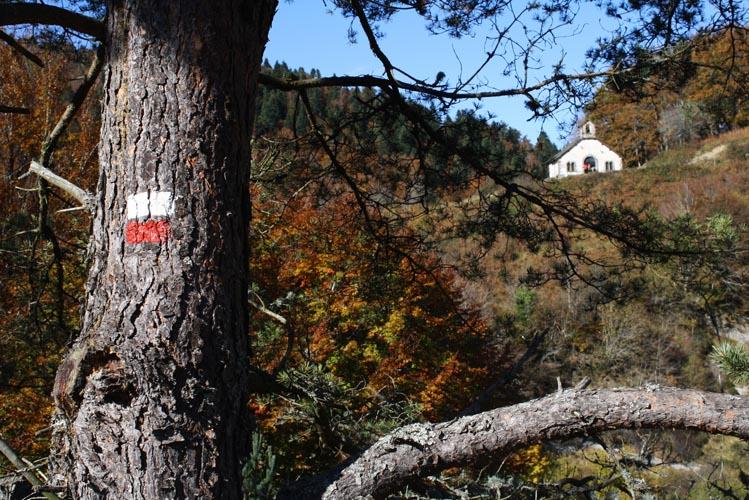 Seal de un GR con la ermita de la Virgen de las Nieves al fondo, en Irati (FOTO: Beat Zaldua)