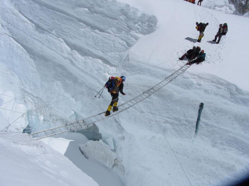 Edurne Pasaban cruzando una grieta en la cascada del Khumbu, camino del CI del Everest (FOTO: Col. Edurne Pasaban)