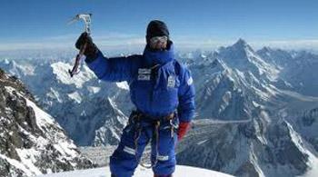 Mikel Zabalza, ganador del Premio a la mejor actividad de Himalayismo, posa en la cima central del Broad Peak