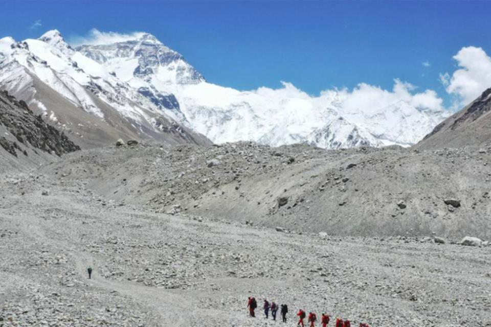 Foto area de la agencia Xinhua en la que se ve la evolucin en el Everest del equipo de topgrafos chinos tras dejar el campamento...
