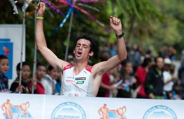 Kilian Jornet celebra su victoria en la meta del Climbathon Kinabalu 2011