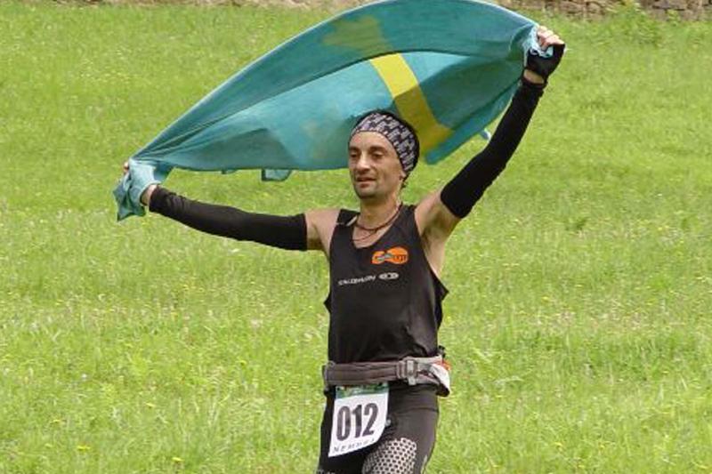 Santi Obaya llegando ganador con la bandera de Asturias