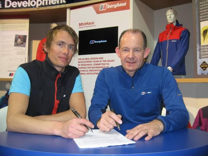 Houlding en la firma del contrato con Berghaus