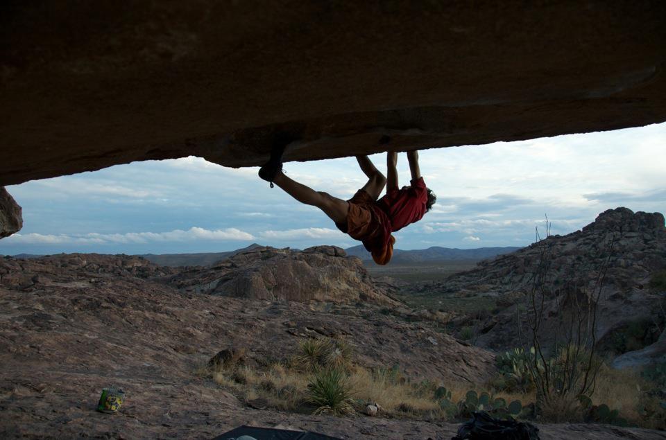 Mirko Caballero en “Fern Roof” (7c+), en Hueco Tanks el pasado noviembre (FOTO: Killko Caballero) Mirko Caballero en “Fern Roof” (7c+), en Hueco Tanks el pasado noviembre (FOTO: Killko Caballero)