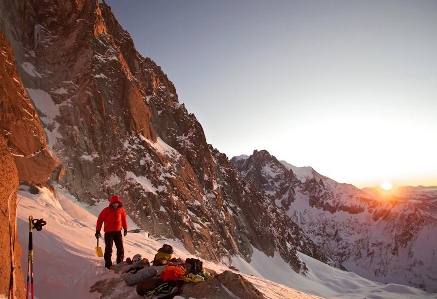 Ueli Steck, en la base de la pared (FOTO: Jonathan Griffith)