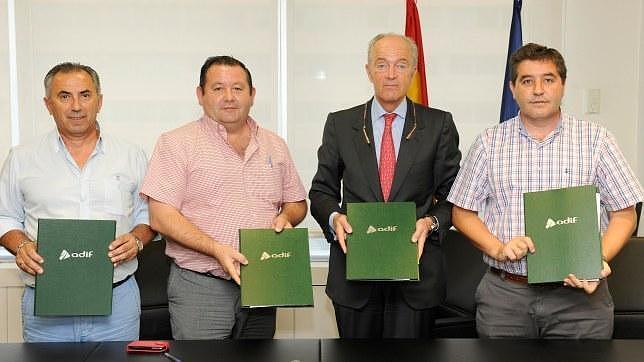 Los alcaldes de La Roda, Estepa y Pedrera con el presidente de ADIF