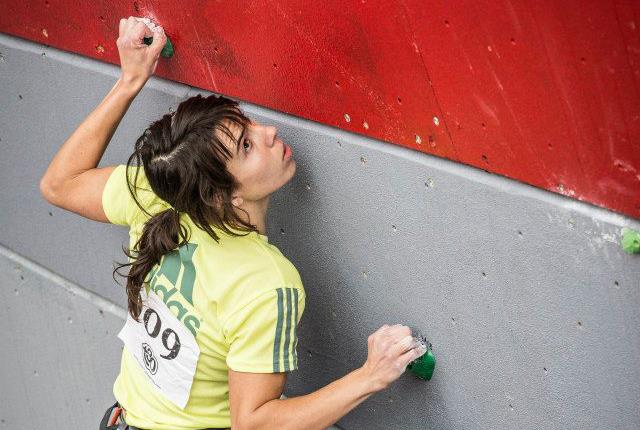 Ramonet visualizando una va de la Copa del Mundo de la IFSC