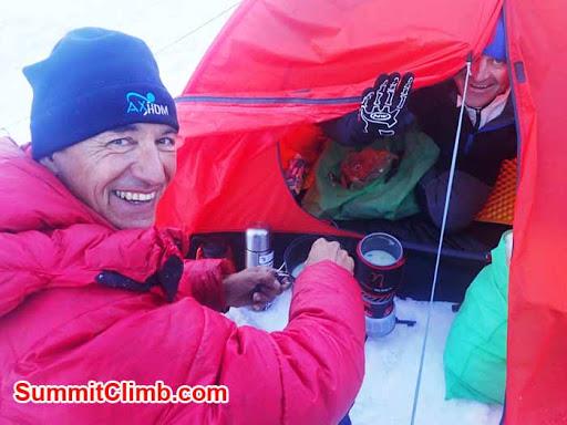 Jean-Luc y Zoltan preparando el desayundo en el C1 al comienzo de la expedicin Summit Climb