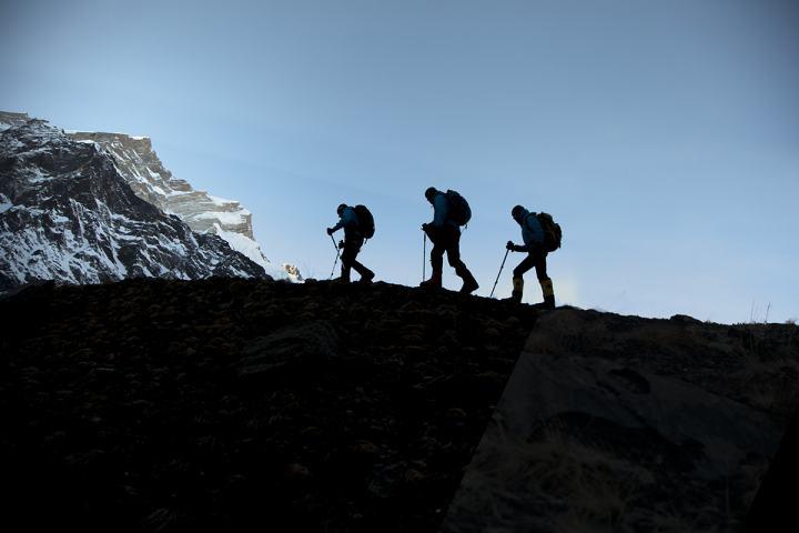 Carlos Soria y sus compaeros descienden al Campo Base del Annapurna