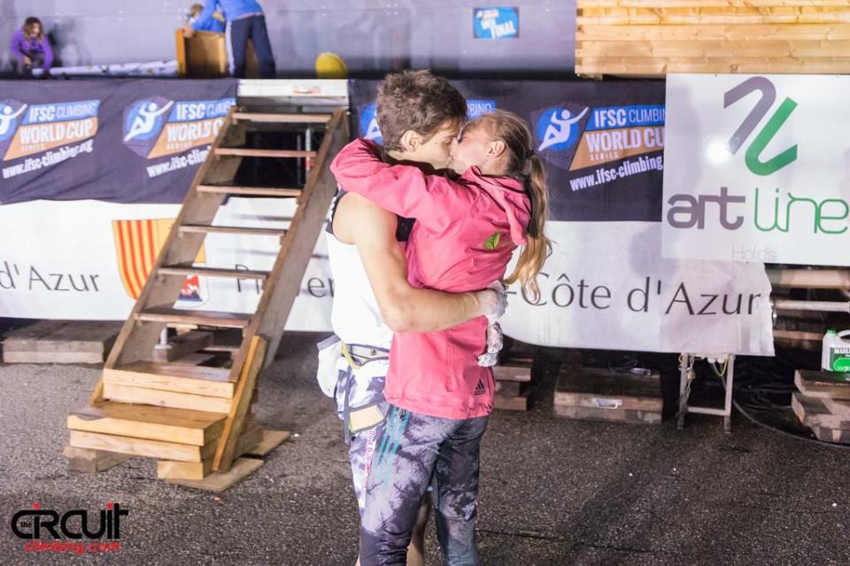 Janja Garnbret y Domen Skofic celebran su victoria The Circuit World Cup and Performance Climbing Magazine