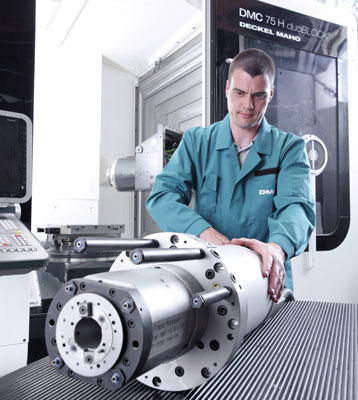 En DMG Spare Parts GmbH en Geretsried, uno 100 empleados garantizan que las piezas de recambio, conversin...