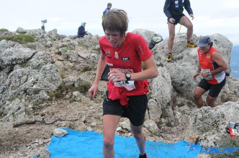 Laura Orgu cruza la lnea de meta en la cima del Puig Campana (FOTO: puigcampana.com)