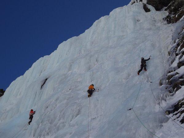 Las chicas en la prueba de escalada en hielo (FOTO: Fedme)