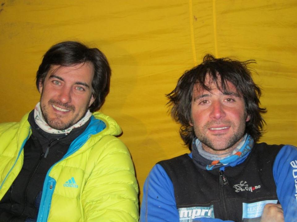 Carlos Surez (izq.) junto a Alex Txikon en una reciente instantnea tomada en el Campo Base del Gasherbrum I