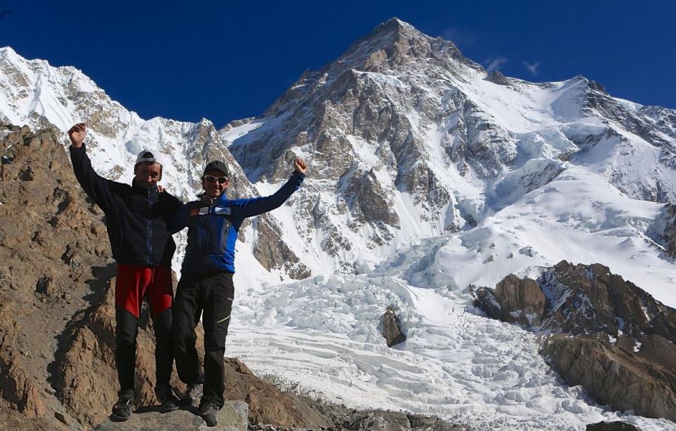 Ferran Latorre y Basheer con el K2 al fondo Ferran Latorre