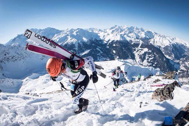 Kilian Jornet portea los esqus de Marc Pinsach en el Cto. del Mundo por equipos 2015 en Verbier (Suiza) ISMF