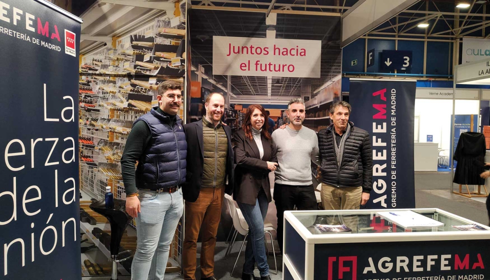 Miembros de la Junta Directiva de Agrefema en el stand