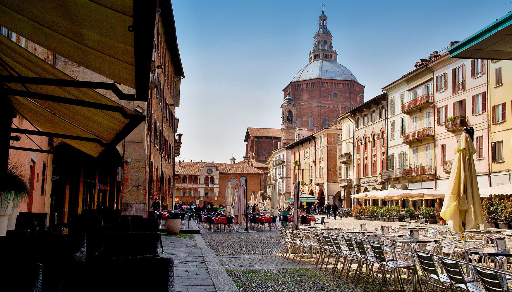 La Piazza della Vittoria, no lejos de la catedral, es un popular punto de encuentro para residentes y turistas. Foto: uva51stock.adobe.com...