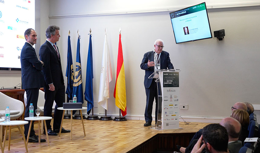 Marcos Freire y Javier Arnau entregan el reconocimiento a la trayectoria profesional a Galo Gutirrez