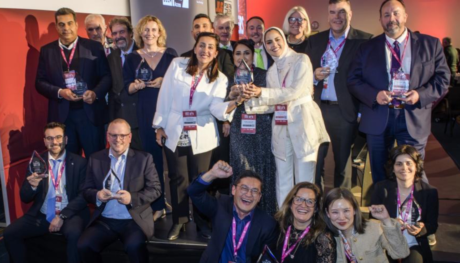 Foto de familia con los ganadores de los Premios IAPA 2024