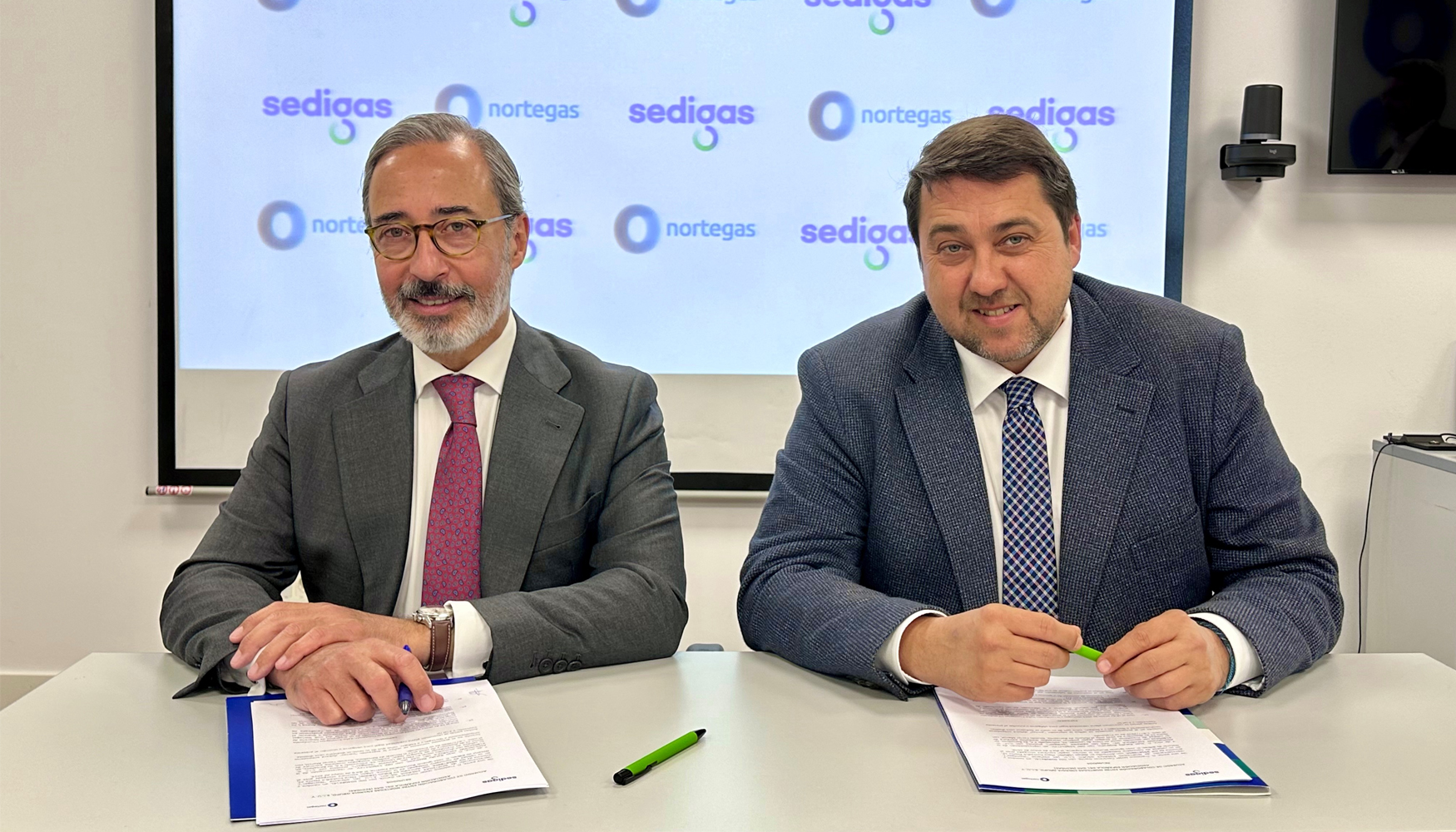 Javier Contreras (izquierda), consejero delegado de Nortegas, y Joan Batalla (derecha), presidente de Sedigas, durante la firma del convenio... Javier Contreras (izquierda), consejero delegado de Nortegas, y Joan Batalla (derecha), presidente de Sedigas, durante la firma del convenio...