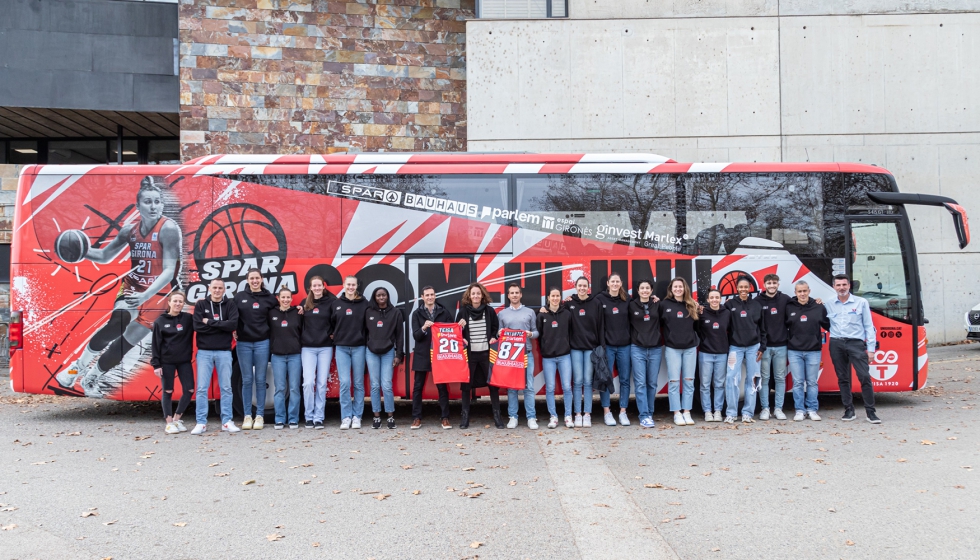 El equipo femenino Uni Girona junto al autobs patrocinado por OnTurtle