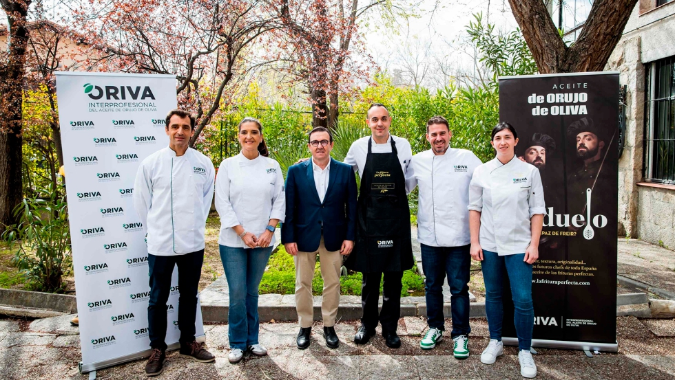 El ganador de la quinta edicin de El Duelo con el jurado y el presidente de Oriva