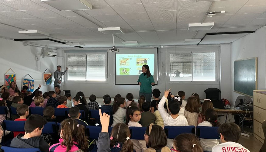 Actividad de promocin de la raza Florida en el Centro de Educacin Infantil y Primaria Juan De Mena