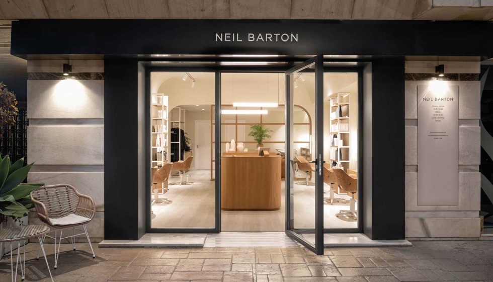 Imagen de la entrada del saln de belleza de Neil Barton, cuya fachada exterior contrasta con el proyecto interior, diseo de Carolina Gual...