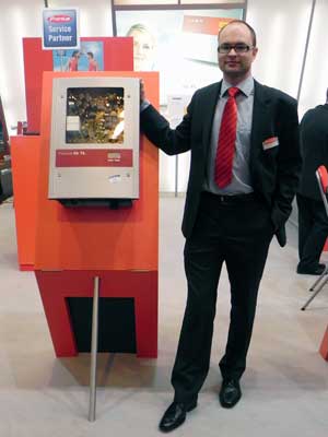 Rainer Sattlberger, director general de Fronius, junto a uno de sus productos