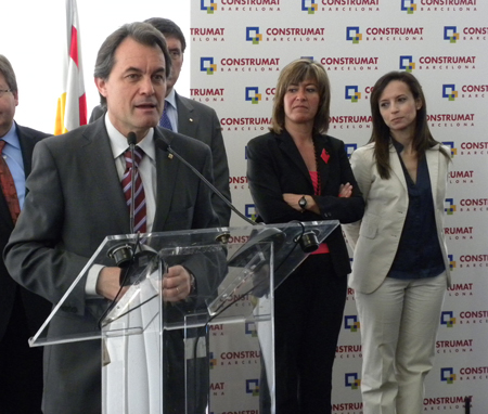 Beatriz Corredor (on the right), Secretary of State for housing, and Nria Marn, Mayor of L'Hospitalet de Llobregat...