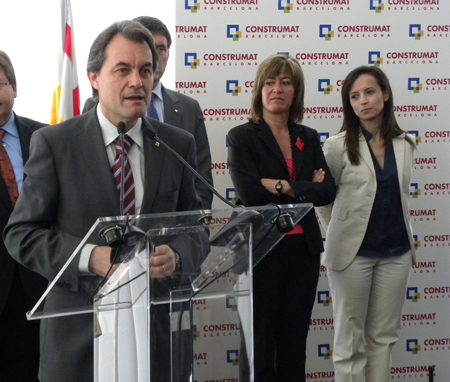 Beatriz Corredor (a la derecha), secretaria de Estado de Vivienda, y Nria Marn, alcaldesa de L'Hospitalet de Llobregat...