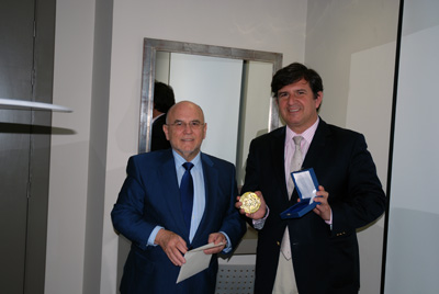 La entrega fue realizada por el profesor Jorge Capote, director del Grupo GIDAI