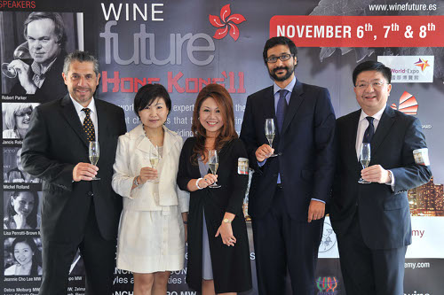 A la izquierda, Pancho Campo, presidente de 'The Wine Academy of Spain', y organizadora del evento, durante la presentacin del evento...