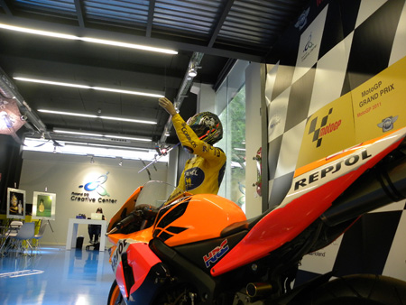 Moto del piloto Dani Pedrosa rotulada con equipos Roland y expuesta en el Creative Center de la compaa
