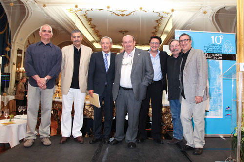 El periodista Fernando nega, en el centro, durante la presentacin en el hotel Ritz