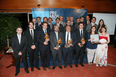 Esther Gell y Laia Bans, redactoras de Interempresas (derecha, 1 fila), junto con los dems ganadores de los Premios Icil 2011...