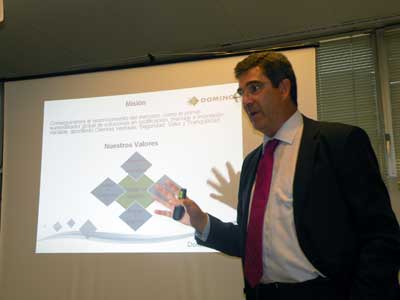 Antonio Gutirrez, director de Domino Espaa, explicando la evolucin de la compaa en las oficinas de Barcelona