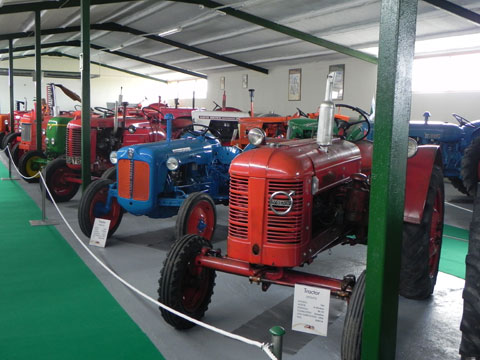 El museo acoge una gran variedad de modelos y marcas de tractores del siglo pasado