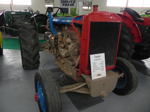 Este tractor, marca Hrlmann modelo 4D8 de 45 CV de potencia, fue el primero de la coleccin de Jos Luis Horcajo