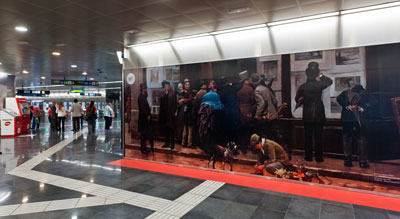 'Exposici pblica d'un quadre', de Jaume Ferrer Mir, en la estacin de Metro Diagonal (L5) Foto: TMB
