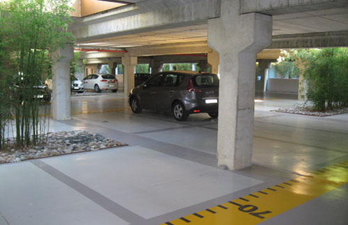 El aparcamiento destaca por tener luz natural y elementos vegetales que le dan un aspecto peculiar