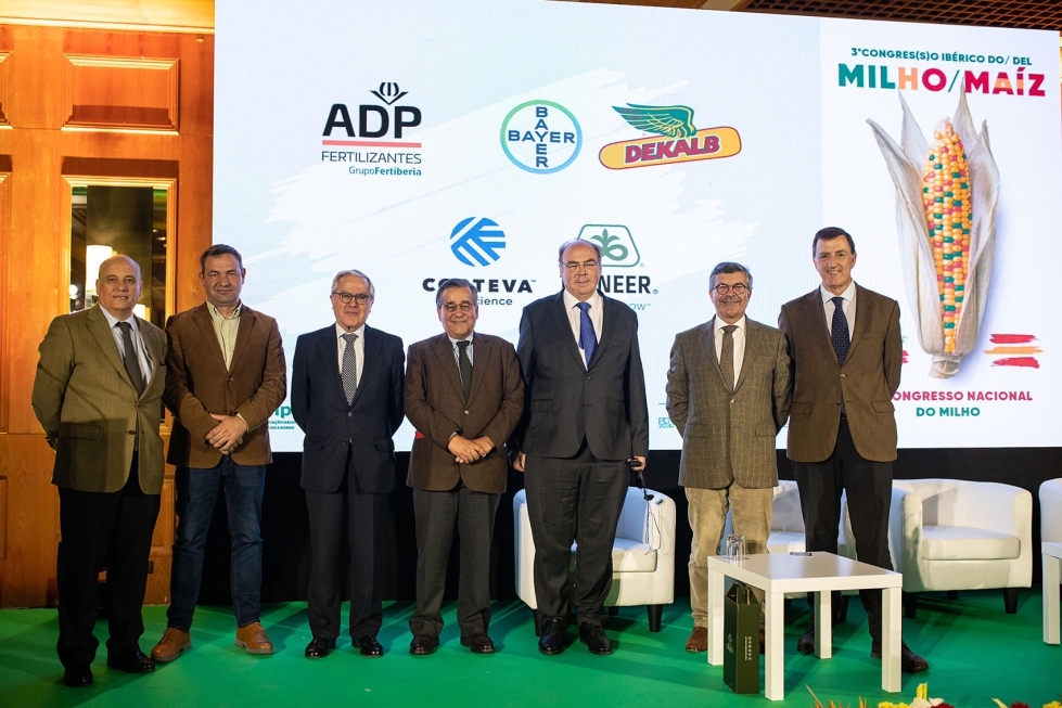 Jorge Neves, presidente de ANPROMIS, y Jos Luis Romeo, presidente de AGPME, acompaados por el presidente de CAP, lvaro Mendona e Moura...