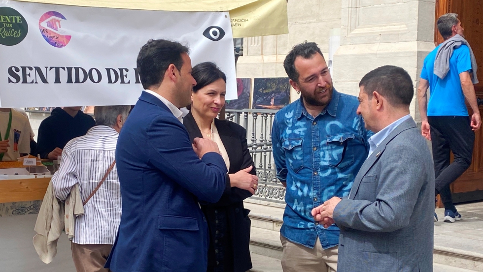 Paco Reyes, Javier Perales e Isabel Uceda acompaados de un docente del IES Fuente de la Pea durante la visita a estands...