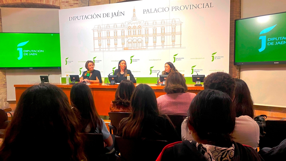 Durante la mesa redonda celebrada en el Aula de Cultura del Palacio Provincial enmarcada en esta iniciativa y en la que ha participado Mara Dolores...