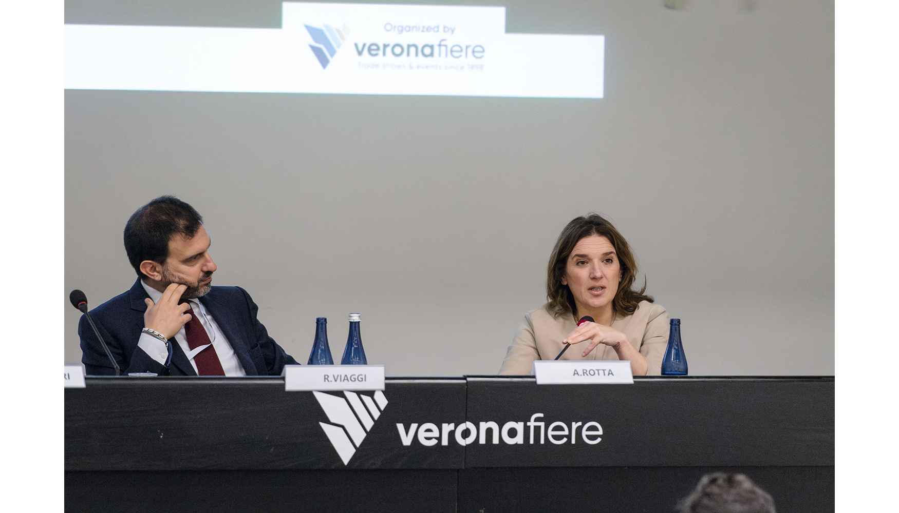 De izquierda a derecha: Riccardo Viaggi, secretario general de CECE, y Alessia Rotta, vicepresidenta de Autobrennero.  Veronafiere-FotoEnnevi...
